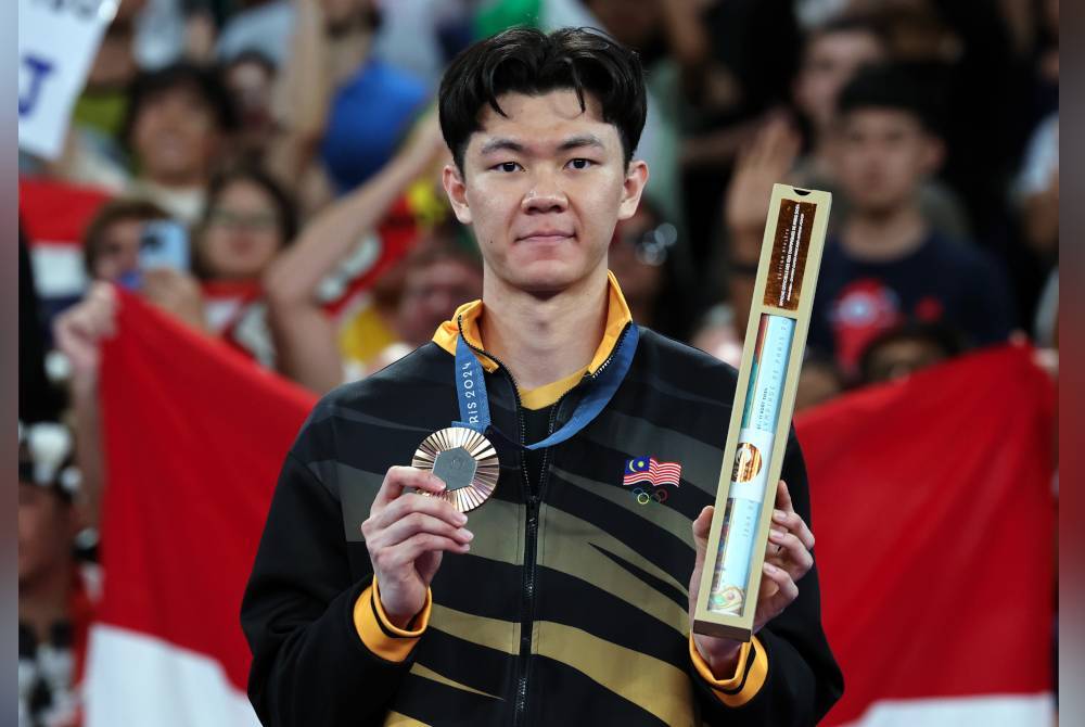 Zii Jia menerima pingat gangsa dalam acara badminton perseorangan lelaki Sukan Olimpik Paris 2024, di Arena Porte De La Chapelle pada Isnin. Foto Bernama