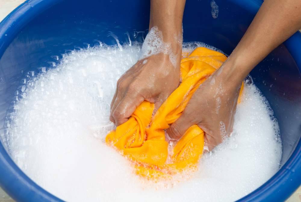 BAGI pakaian yang telah dibasuh dengan mesin basuh automatik dan terdapat padanya kesan sisa putih sabun basuhan, hukumnya adalah suci sehingga terdapat najis terkena padanya. -Foto: Canva