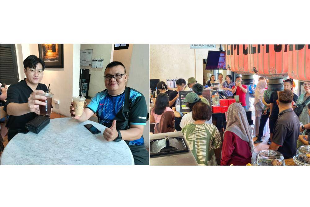Chun Keat (kanan) bersama rakannya menikmati kopi percuma di Caffe Diem. (Kanan: Orang ramai memenuhi Caffe Diem sempena pemberian kopi percuma pada Selasa.)