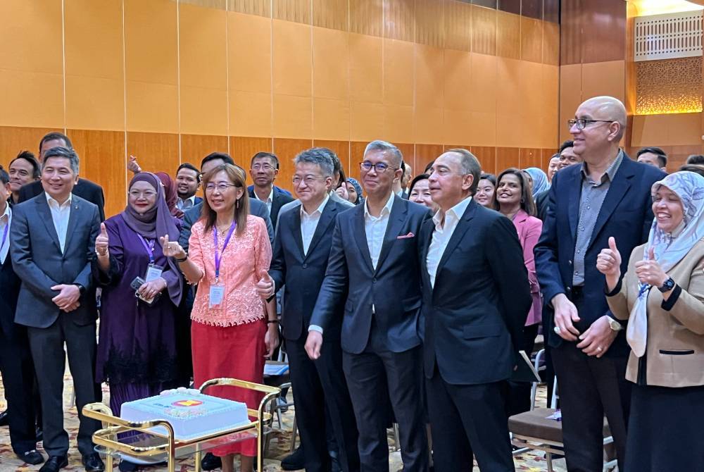 Tengku Zafrul (empat dari kanan) bersama barisan panelis dan tetamu yang hadir pada 'Vision 2025: The Age Of ASEAN' pada Selasa.