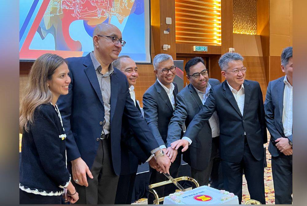 Tengku Zafrul (tiga dari kanan) bersama barisan panelis 'Vision 2025: The Age Of Asean' memotong kek sebagai gimik Hari ASEAN yang bakal disambut Khamis ini.