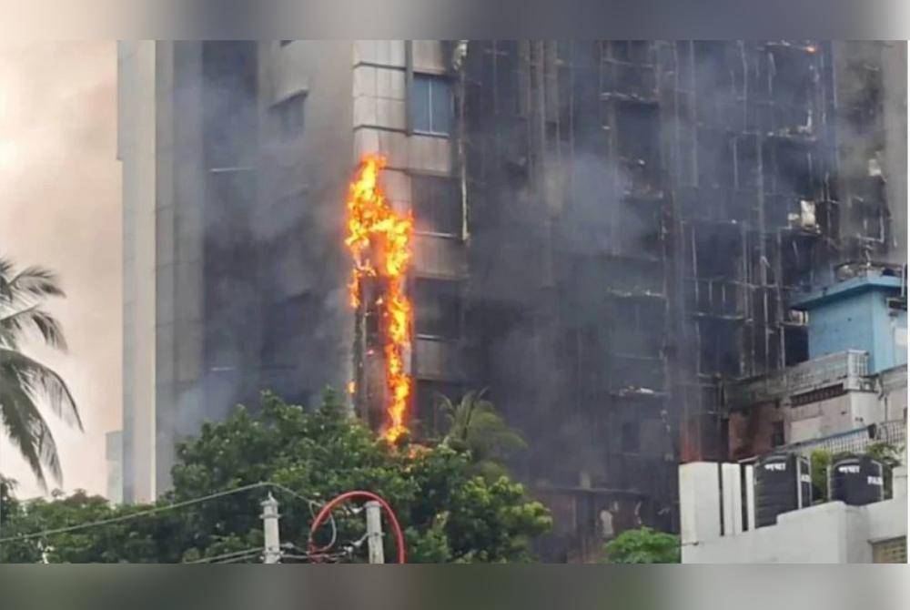 Hampir 25 orang terbunuh dan lebih 150 dimasukkan ke hospital selepas penunjuk perasaan membakar sebuah hotel di barat daya Bangladesh. Foto Agensi