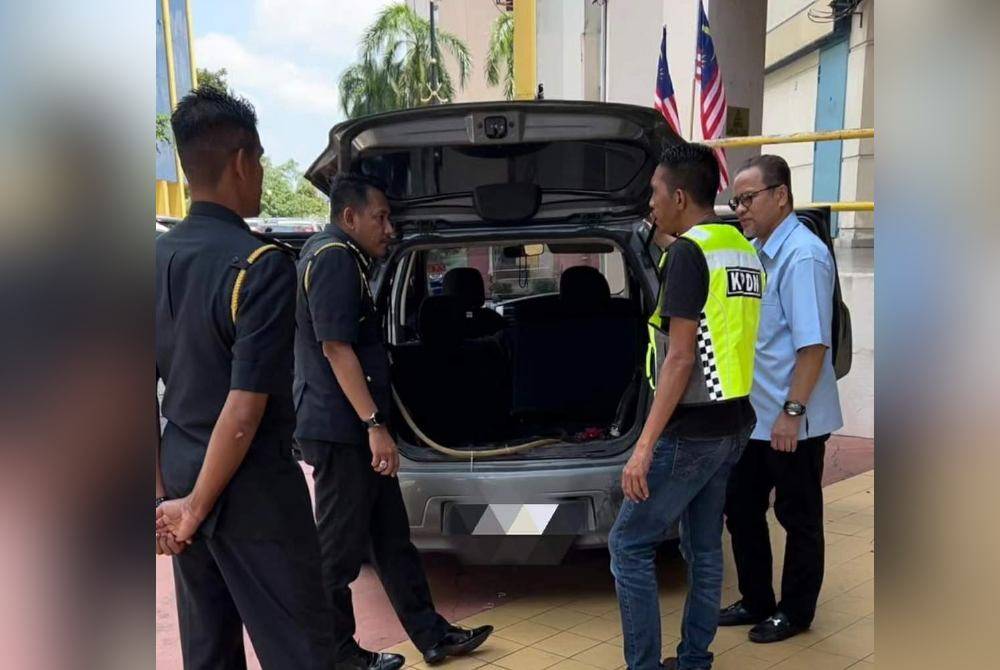 KPDN Kelantan menahan dua lelaki warga emas selepas cuba menyeludup petrol di Kampung Talak, Tumpat pada Selasa.