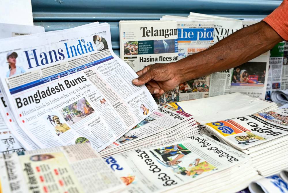 Kebanyakan muka depan akhbar utama memaparkan tajuk berita tentang perkembangan krisis di Bangladesh.