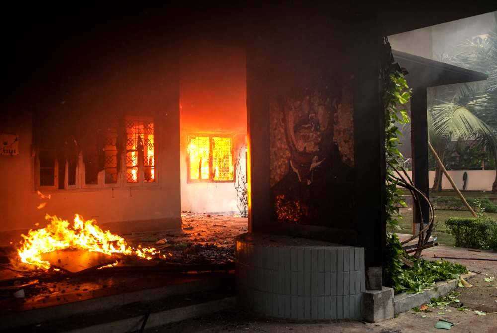 Muzium Memorial Bangabandhu yang memaparkan potret pengasas Bangladesh, Sheikh Mujibur Rahman turut menjadi sasaran demonstrasi tersebut.