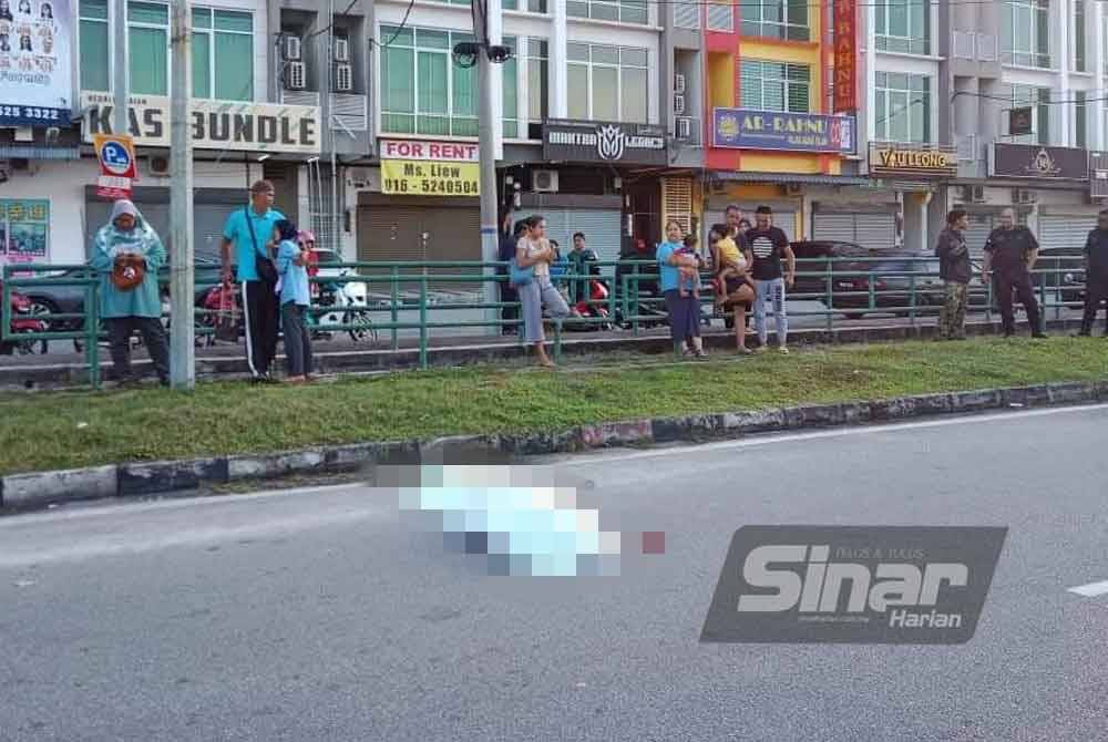 Mangsa disahkan meninggal dunia di tempat kejadian akibat kecederaan di kepala. Foto ihsan FB Polis Daerah Ipoh