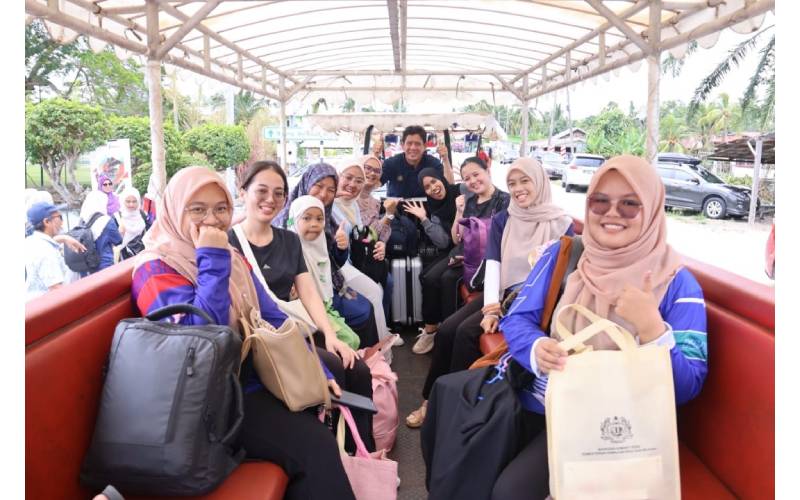 4)Pelajar universiti yang mengikuti program anak angkat di Kampung Sungai Betul.