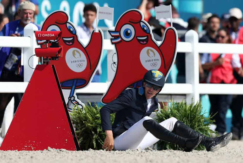 Von Eckermann terjatuh dalam aksi ekuestrian individu di Olimpik Paris.