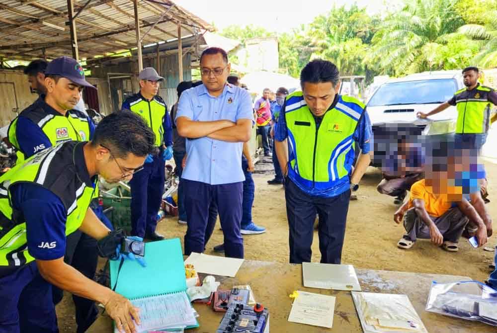 Sebuah premis yang menjalankan perniagaan barang lusuh di Rantau diserbu pihak berkuasa pada Selasa, selepas disyaki melanggar tatacara pengendalian piawai ditetapkan. Foto PTG NS