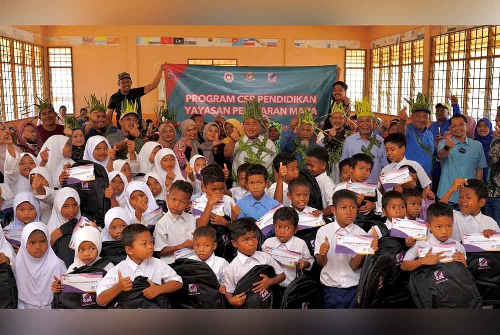 Murid Orang Asli di Gua Musang gembira menerima bantuan pendidikan disalurkan YPM.