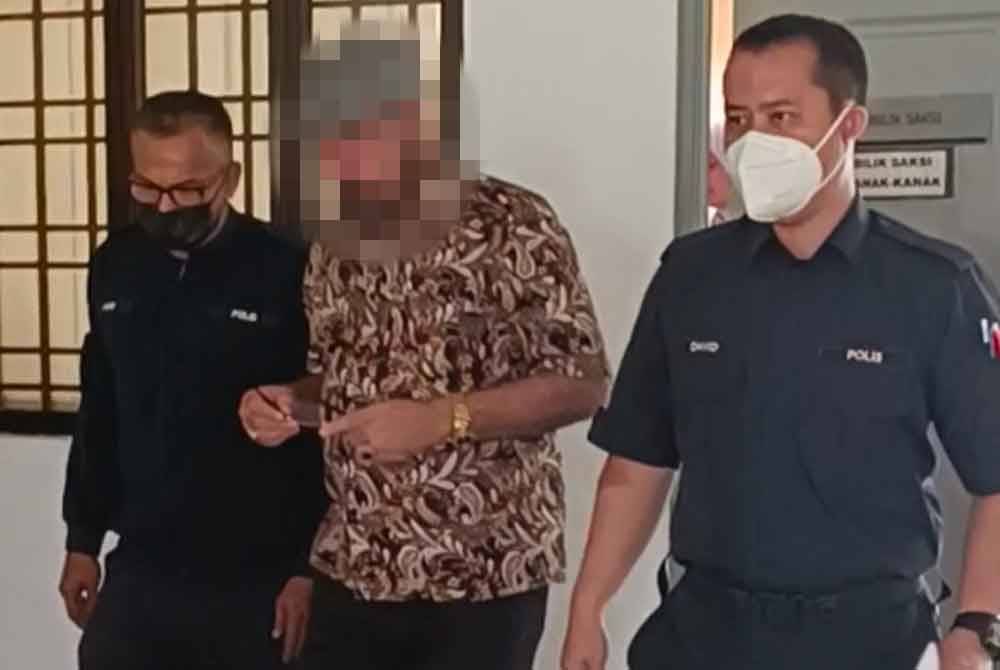 Seorang penjual karpet warga Pakistan (tengah) didakwa di Mahkamah Sesyen Sepang atas pertuduhan cuai hingga mungkin mendedahkan anaknya kepada kecederaan fizikal, pada hujung bulan lalu.