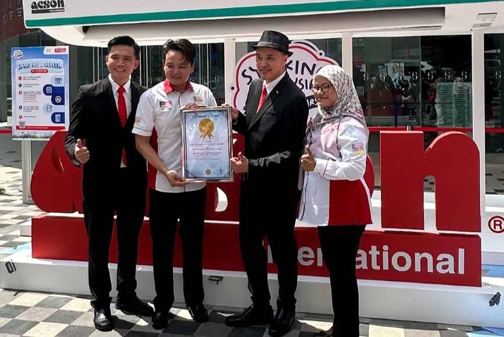 Pengarah Urusan Acson Malaysia, Yeap Kin Oun (dua dari kanan) menerima sijil rekod replika penyaman udara terbesar daripada Ketua Pegawai Pemasaran The Malaysia Book of Records, Jwan Heah (dua dari kiri) sambil disaksikan oleh Pengurus Besar Acson Malaysia, Tan Han Chua (kiri) sempena sambutan ulang tahun ke-14 Acson Malaysia di The Starhill, Kuala Lumpur.