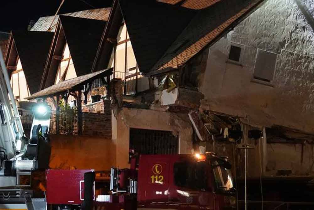 Sebahagian bangunan sebuah hotel di Rhineland-Palatinate, Jerman runtuh pada malam Selasa. Foto Agensi