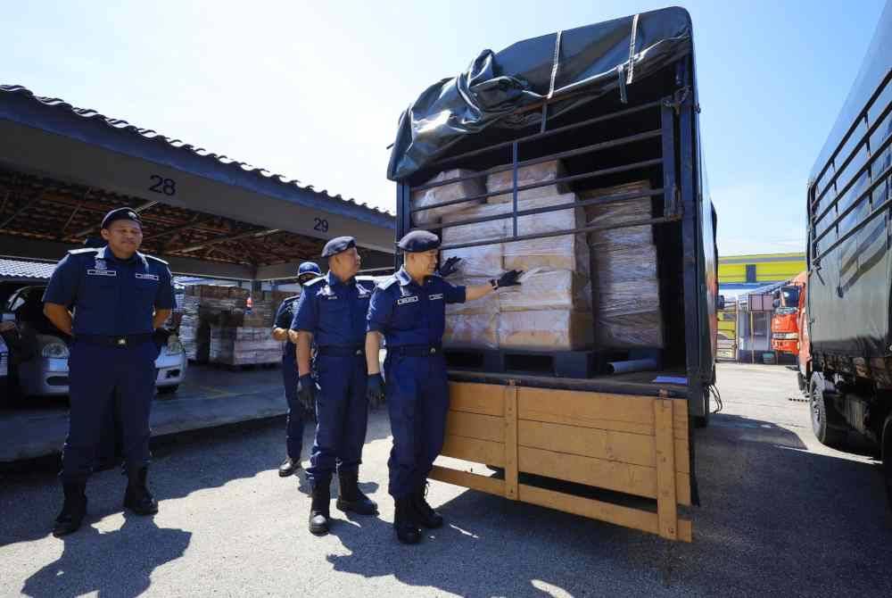 Rampasan melibatkan 189 peti rokok bernilai RM1.5 juta termasuk cukai dan dua buah lori itu dilakukan oleh Pasukan Operasi Cawangan Penguatkuasaan JKDM Kota Bharu dan Rantau Panjang di Tumpat dan Bachok.