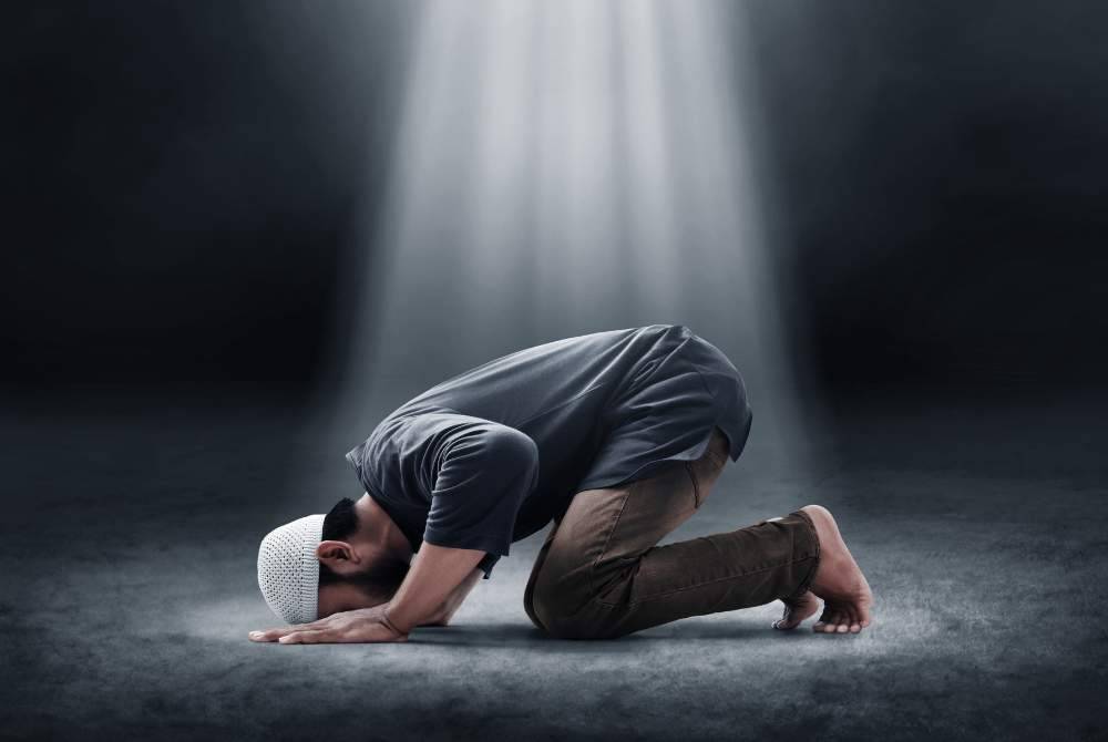 SOLAT menjadi amalan pertama yang akan ditanya ketika di akhirat nanti. -Foto: Canva