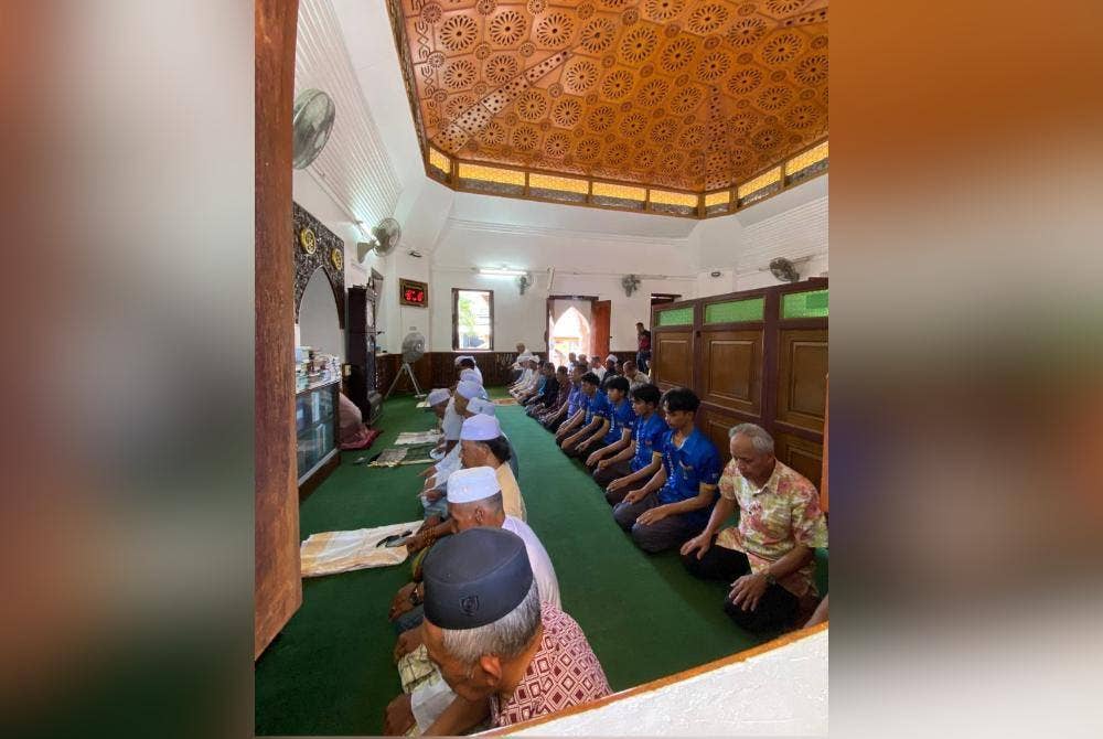 Rombongan dari Kumpulan Karangkraf dan Kerajaan Selangor tidak melepaskan peluang menunaikan solat Zohor berjemaah di Masjid Kerisik, Pattani, Thailand pada Rabu.