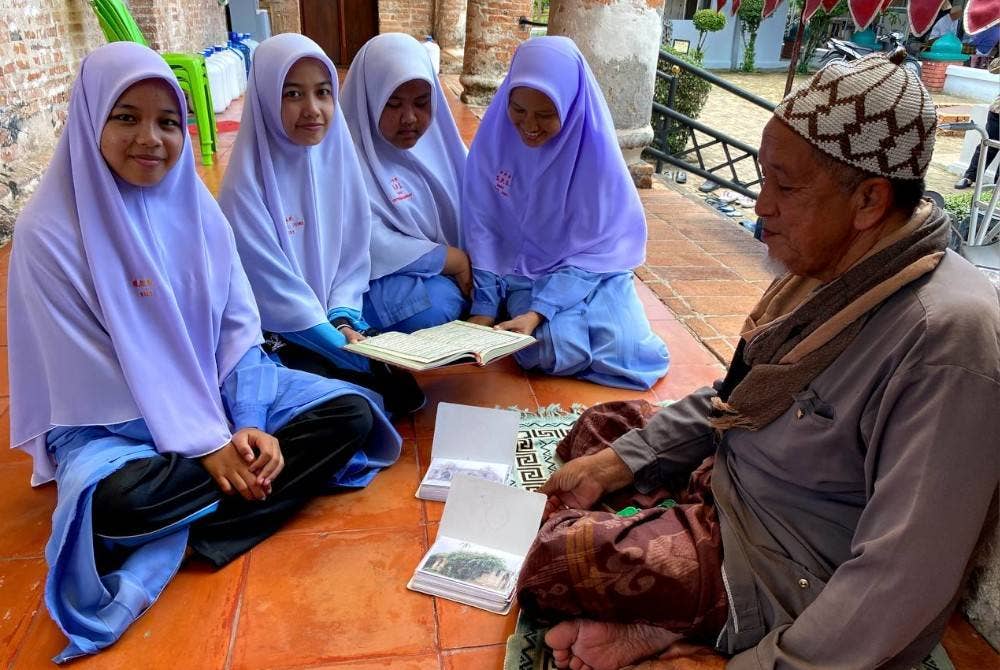 Pelajar-pelajar di Pattani, Thailand teruja mendapat sumbangan al-Quran apabila terus memeriksa naskah yang diterima.