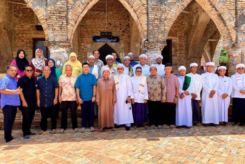 Kumpulan Karangkraf dengan kerjasama Kerajaan Selangor menyumbang naskah al-Quran kepada sekolah, tadika, pondok di Selatan Thailand pada Rabu dalam usaha menyuburkan lagi bacaan kitab suci itu dalam kalangan umat Islam di negara gajah putih ini.