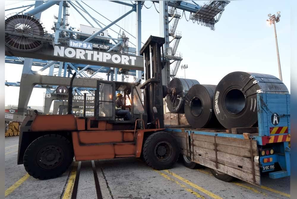 Operasi kargo konvensional di Northport. Pada Julai 2024, Northport mencatatkan
prestasi bulanan tertinggi bagi kargo konvensional dengan pengendalian 1,143,318 FWT (Freight Weight Tonnes), mengatasi rekod sebelumnya iaitu 1,129,145 FWT yang dicatatkan pada Oktober 2023.