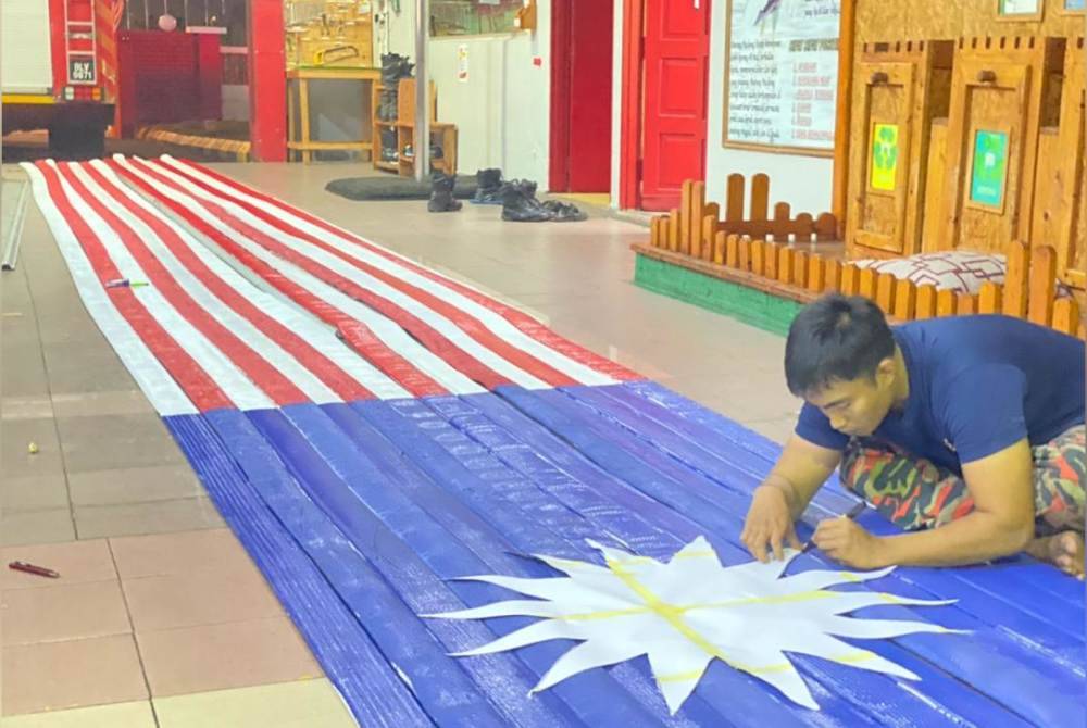 Proses menyiapkan bendera sempena kedatangan bulan kemerdekaan.