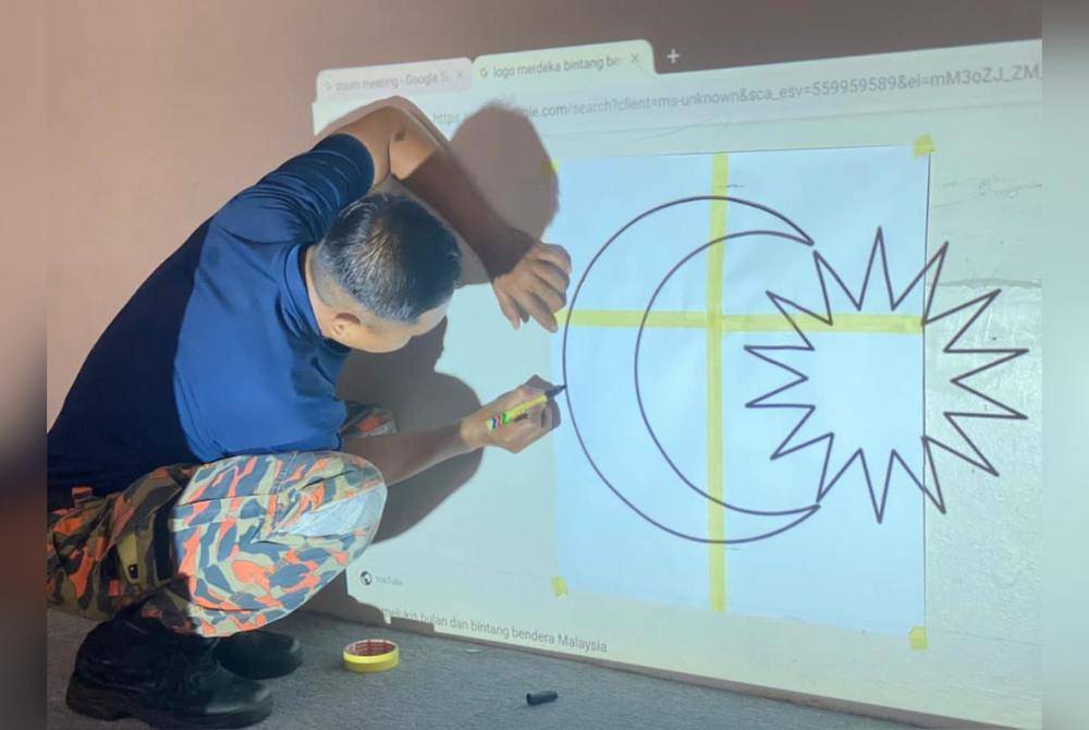 Proses menyiapkan bendera sempena kedatangan bulan kemerdekaan.