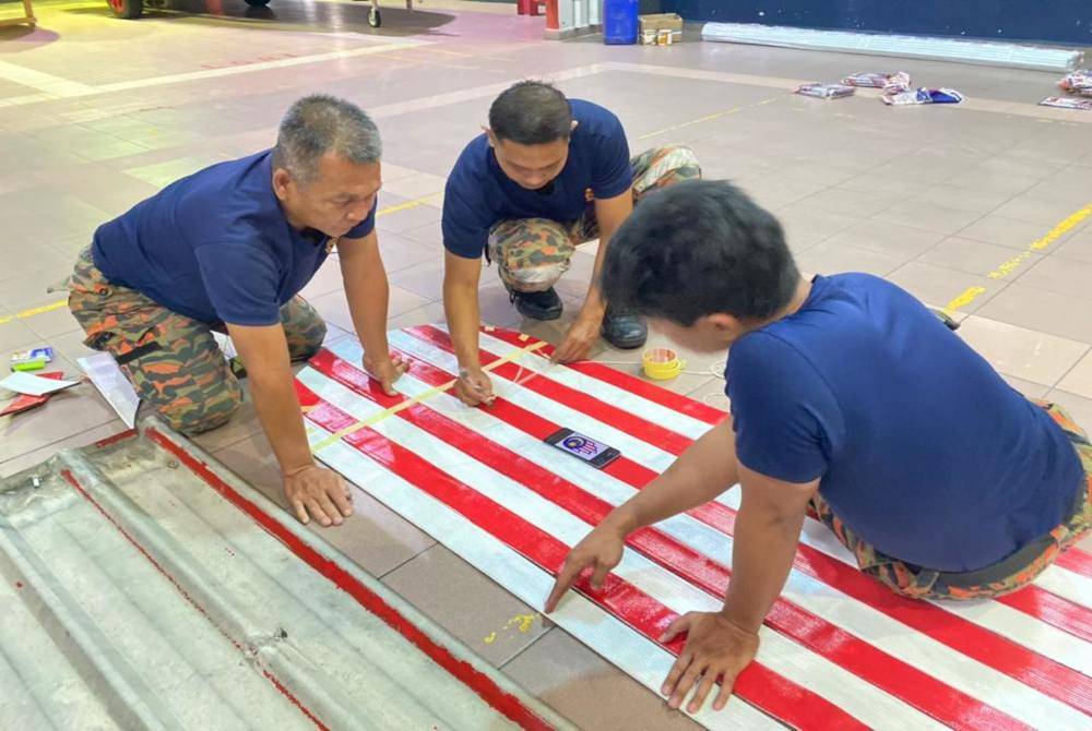 Proses menyiapkan bendera sempena kedatangan bulan kemerdekaan.