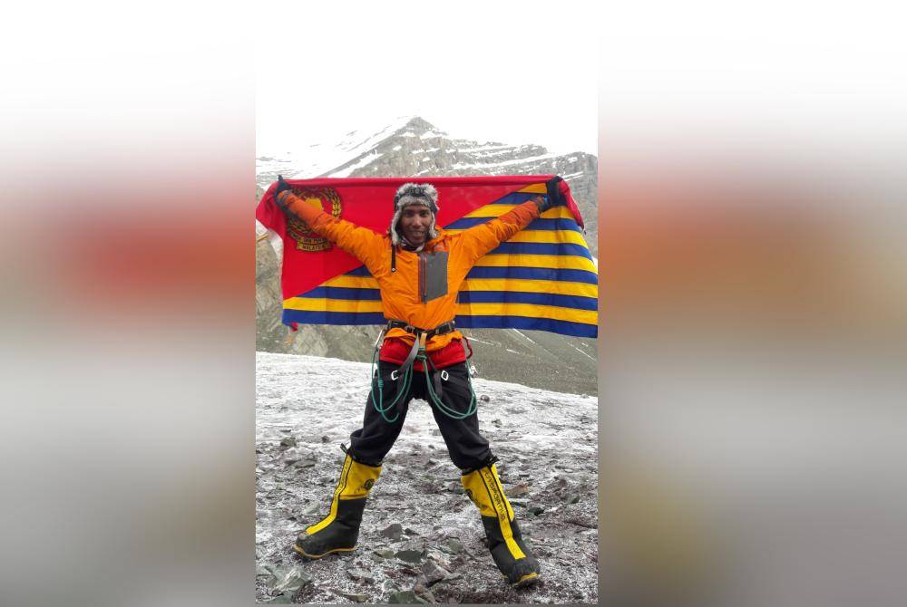 Mohd Fakhrul Munir merakamkan detik kenangan selepas berjaya menawan gunung Stok Kangri di India.