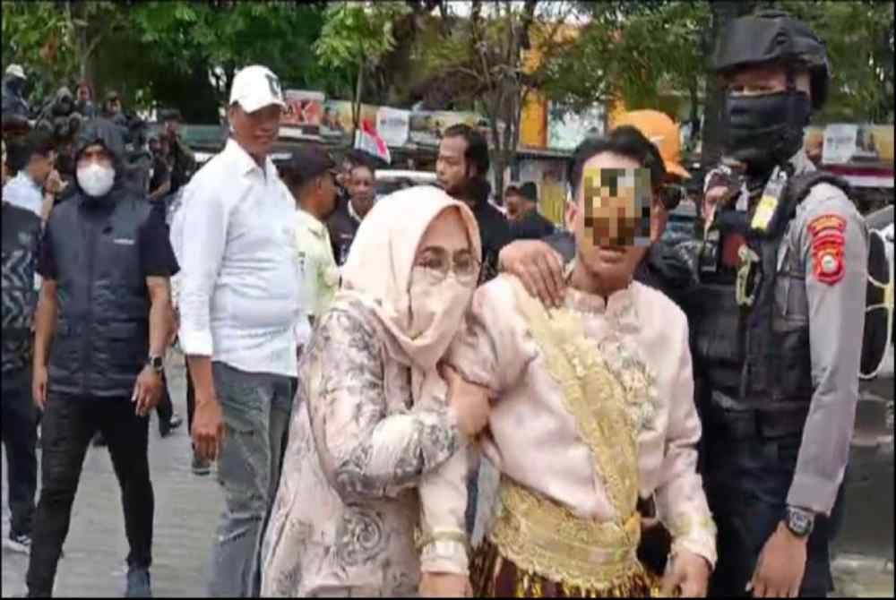 Pasangan pengantin yang berang turut turun padang memarahi penganjuran demonstrasi. Agensi