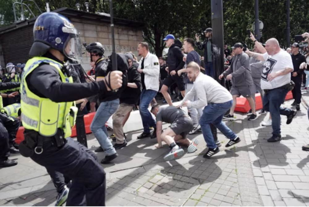 Penunjuk perasaan sayap kanan turut bertempur dengan pihak berkuasa.