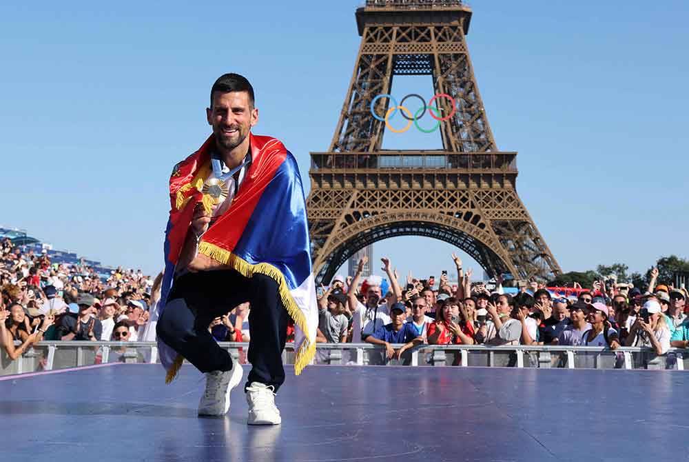 Djokovic bersama pingat emas yang dimenanginya di Sukan Olimpik Paris. - Foto: AFP