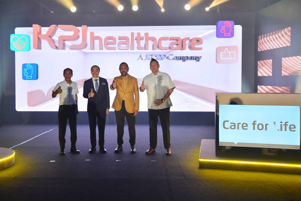 Dari kiri:Ismail, Norazman, Syed Mohamed dan Keat Chyuan bergambar selepas pelancaran penjenamaan baharu KPJ Healthcare.