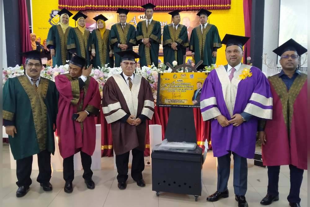 Iskandar Dzulkarnain (dua dari kanan) ketika menyempurnakan Hari Anugerah Kecemerlangan SMK Clifford pada Khamis.