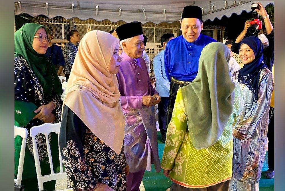 Ahmad Fahmi (dua, kanan) bersama Muhammad Nasir (dua, kiri) beramah mesra dengan tetamu yang hadir pada Program Silang Budaya yang diadakan di Pattani, Thailand.