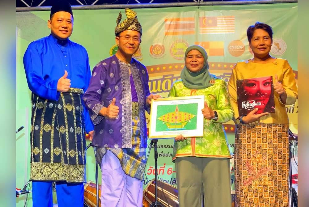 Ahmad Fahmi (kiri) bersama Borhan (dua, kiri) dan Pateemoh (dua, kanan) semasa Program Silang Budaya yang diadakan di Pattani, Thailand.