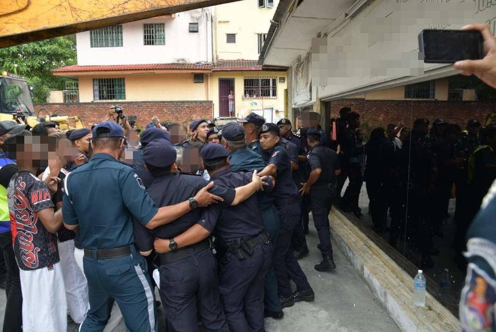 Situasi tegang sewaktu operasi perobohan dijalankan pada Rabu.