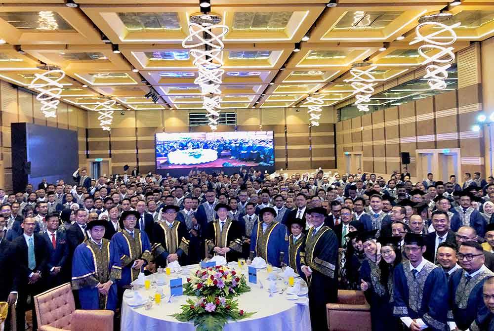 Timbalan Perdana Menteri, Datuk Seri Fadillah Yusof (empat dari kanan, depan) dan Pengerusi IWK, Ahmad Johnie Zawawi bergambar bersama kakitangan yang diraikan pada Majlis Konvokesyen Sijil Kemahiran Malaysia (SKM) Indah Water Konsortium (IWK) Sdn Bhd di Pusat Dagangan Dunia (WTC) pada Khamis.