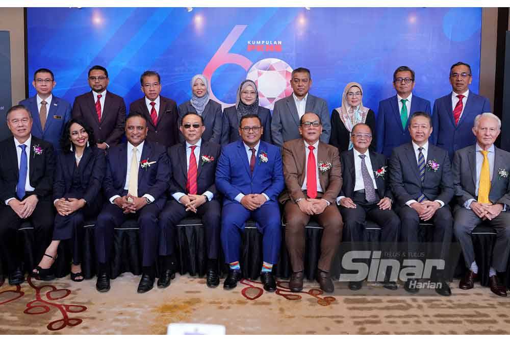 Menteri Besar Selangor, Datuk Seri Amirudin Shari (duduk, tengah) dan Ketua Pegawai Eksekutif Kumpulan PKNS, Datuk Mahmud Abbas (duduk, empat dari kiri) bergambar bersama tetamu kehormat pada Majlis Sambutan 60 Tahun PKNS di Pusat Konvensyen Shah Alam pada Khamis. FOTO: SINAR HARIAN / MOHD HALIM ABDUL WAHID