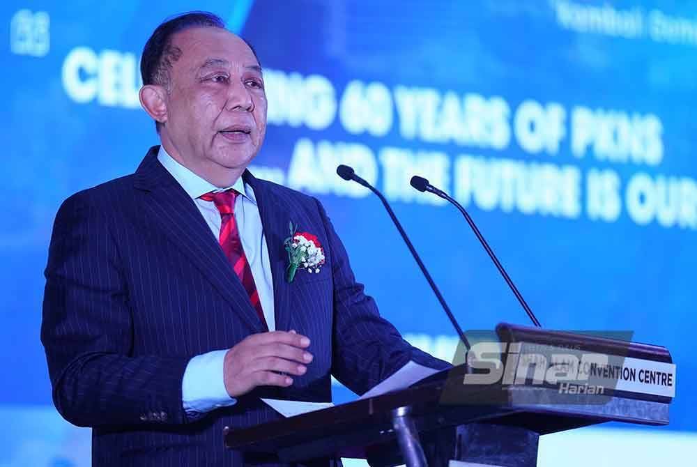 Ketua Pegawai Eksekutif Kumpulan PKNS, Datuk Mahmud Abbas berucap pada Majlis Sambutan 60 Tahun PKNS di Pusat Konvensyen Shah Alam pada Khamis. FOTO: SINAR HARIAN / MOHD HALIM ABDUL WAHID