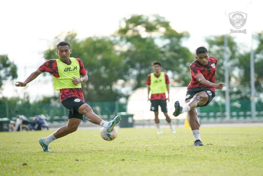 Pertahanan KDA FC, Jose Cleyton (kanan) dan Wan Amirul Afiq Wan Abdul Rahman (kiri) giat berlatih di Stadium Sultan Abdul Halim bagi aksi Liga Super menentang JDT pada malam Jumaat. Foto KDA FC