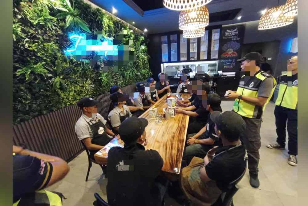 Pegawai Imigresen Perak sedang memeriksa pekerja sebuah premis yang diserbu menerusi Ops Gegar, Ops Selera dan Ops Minyak di tiga lokasi iaitu di pusat hiburan, restoran serta premis perniagaan di daerah Kinta pada malam Rabu.