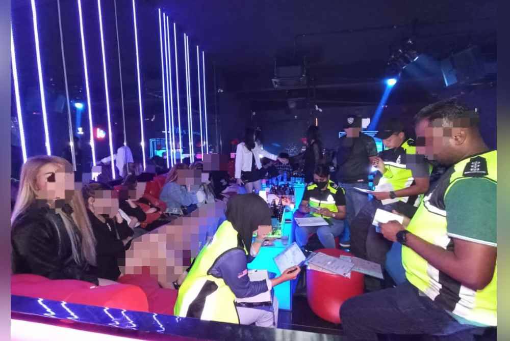 Sebahagian GRO yang ditahan pegawai Imigresen Perak dalam satu serbuan di sebuah pusat hiburan di daerah Kinta pada malam Rabu.