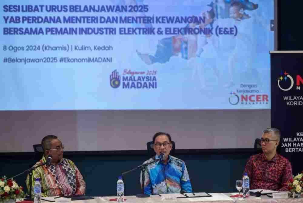 Anwar (tengah) menyampaikan ucapan pada Sesi Libat Urus Belanjawan 2025 Perdana Menteri dan Menteri Kewangan Bersama Pemain Industri Elektrik dan Elektronik (E&E) di SilTerra Malaysia pada Khamis. Foto Bernama