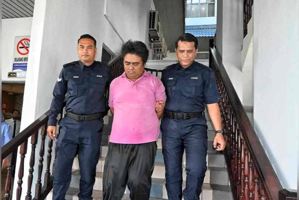 Ezat Hamidee (tengah) dijatuhkan hukuman penjara lima bulan oleh Mahkamah Majistret Melaka pada Khamis.