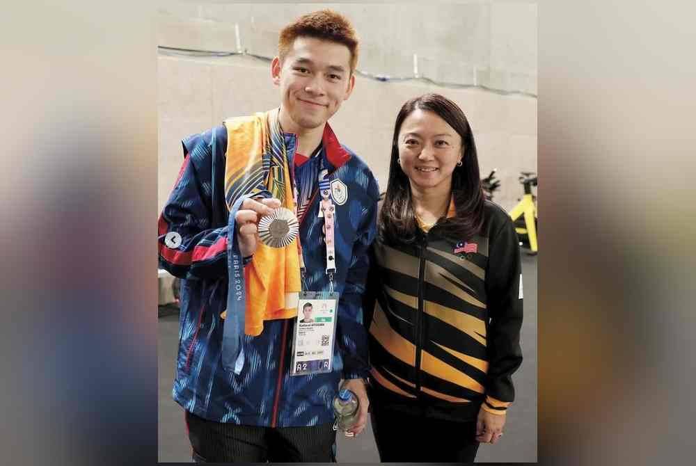 Hannah bergambar bersama Kunlavut selepas majlis penyampaian hadiah.