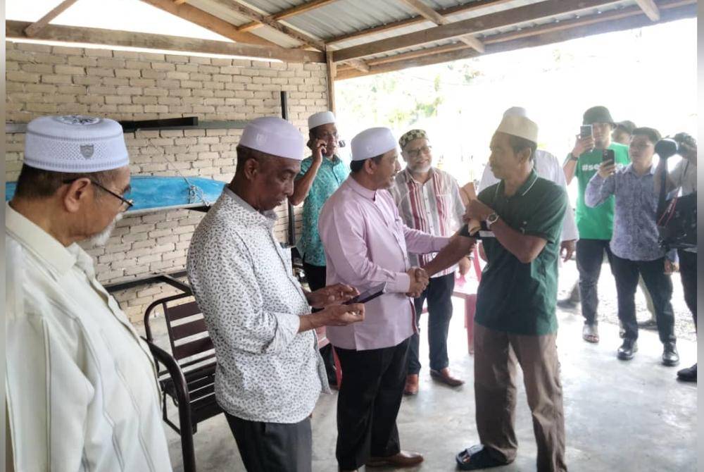 Mohd Nassuruddin (tiga dari kiri) bertemu penduduk pada Program Round Kampung Jjupo Mato di Kampung Pasir Tumbuh, Nenggiri, Gua Musang pada Khamis.