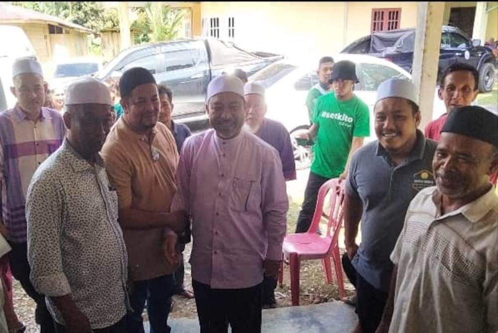 Mohd Nassuruddin (tengah) disambut penduduk pada Program Round Kampung Jjupo Mato di Kampung Pasir Tumbuh, Nenggiri, Gua Musang pada Khamis.