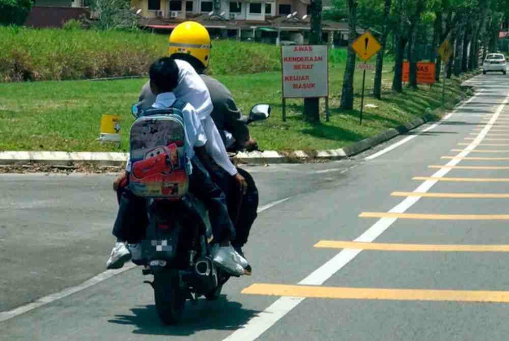 JPJ Kelantan minta masyarakat hentikan budaya menghantar anak ke sekolah tanpa memakai topi keledar. Gambar hiasan