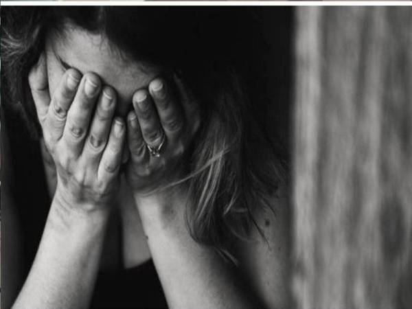 Kesunyian lalu melayan individu tidak dikenali dikenal pasti antara punca utama ramai wanita berusia lebih 40 tahun mudah terjerat dengan 'Love Scam'. Foto hiasan 