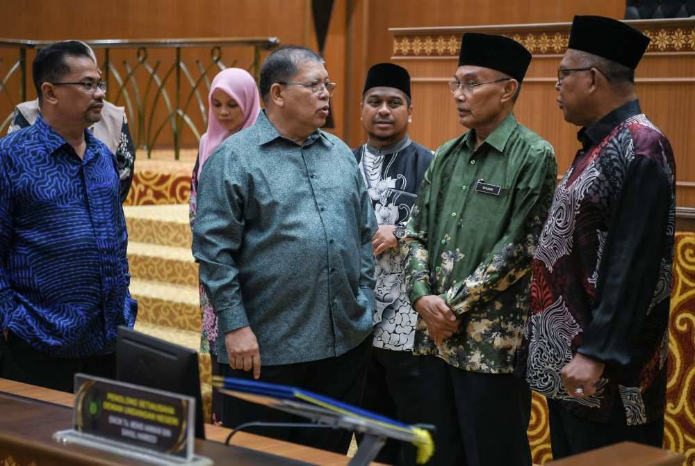 Johari berbincang sesuatu bersama Menteri Besar Perlis, Mohd Shukri Ramli ketika mengadakan lawatan kerja dan kunjungan hormat ke atas Speaker DUN Perlis, Rus'sele Eizan (dua, kanan) di Kompleks DUN Perlis pada Khamis. Foto Bernama
