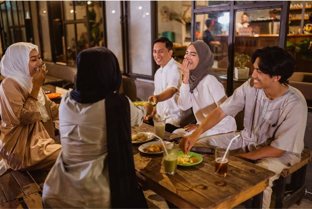 BERGURAU pun ada batasnya dan elakkan senda yang menyakitkan hati, merendahkan maruah atau menyebabkan kesusahan kepada orang lain. -Foto: Canva